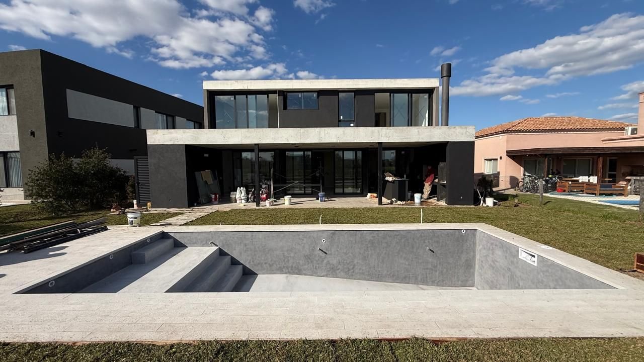 Casa con paredes de color oscuro terminadas
